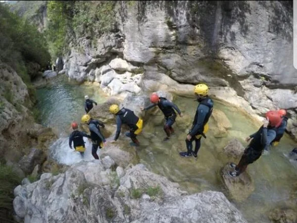 Barranquismo en Granada en el Río Verde - Aventura segura y emocionante